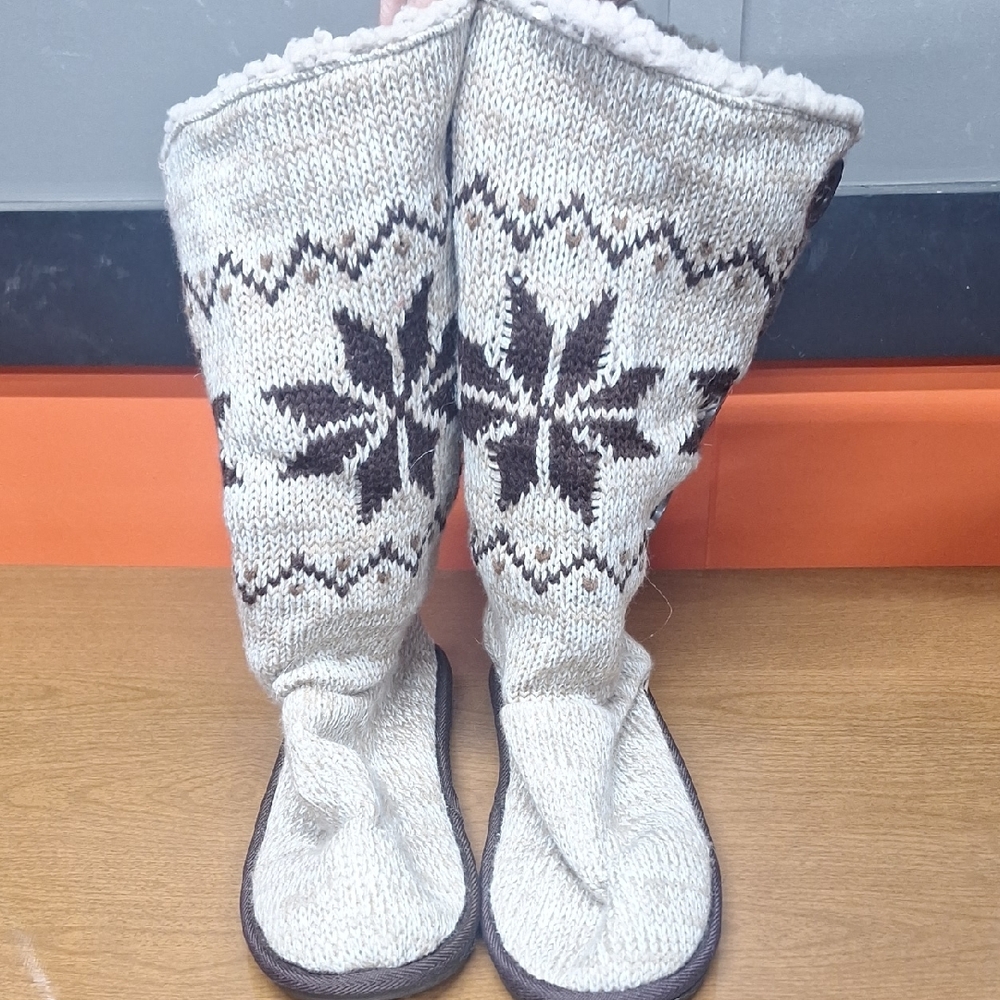 Pre-owned Cozy Knit Snowflake Boots